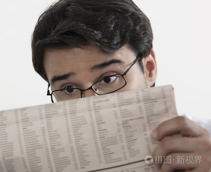 该名男子手持一份报纸照片-正版商用图片1f31qi-摄图新视界