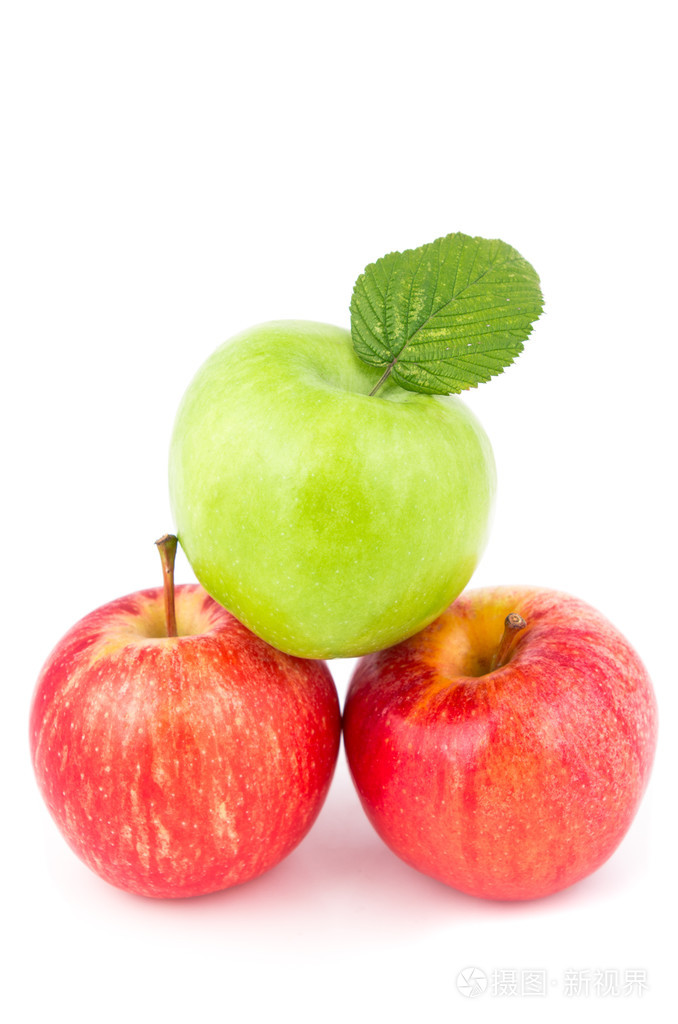 孤立的白色背景上的三个苹果