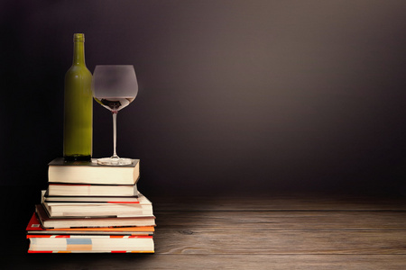红酒和玻璃站在书堆上