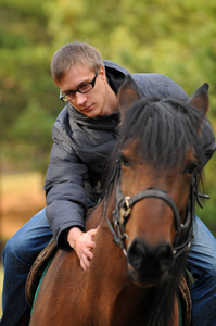 年轻男子在一匹马