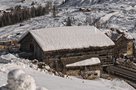 多洛米蒂山小屋小木屋在冬天下雪的时候