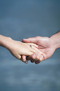 两个手挽手图片