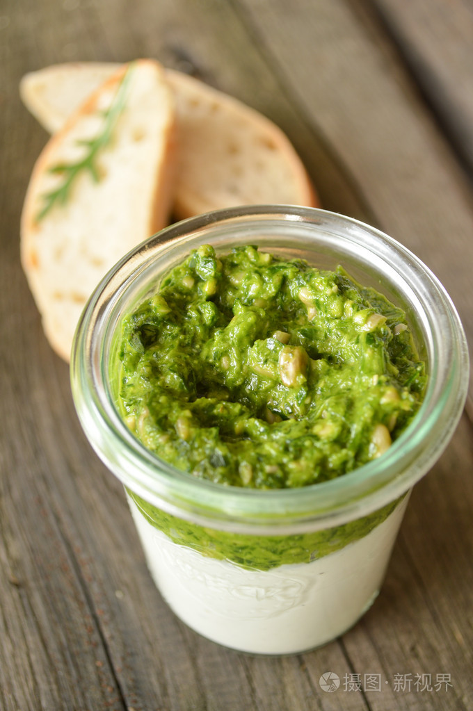 芝麻菜沙拉配奶油奶酪香蒜