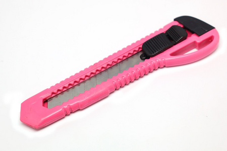 粉红色的信纸刀或 boxcutter