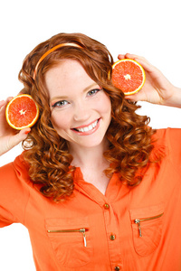 白种人微笑美女上白色工作室拍摄的橘子孤立的肖像