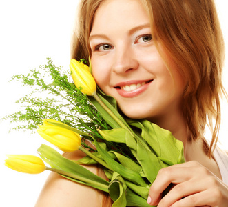 年轻女子微笑着黄色郁金香