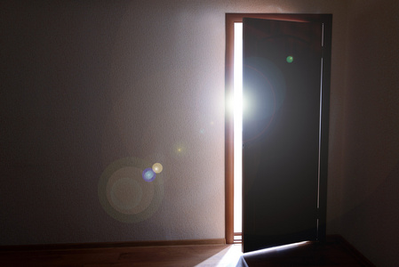 与外界的明亮光线扇敞开的门图片