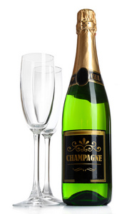 瓶的香槟和空的眼镜，白色衬底上分离