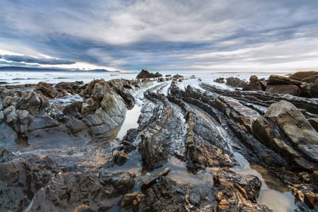 用蓝色祥云的 barrika 海滩