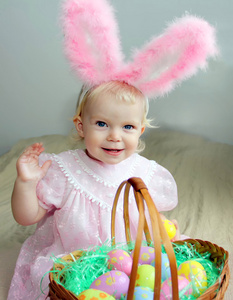 复活节彩蛋和兔子耳朵可爱的蹒跚学步的女孩