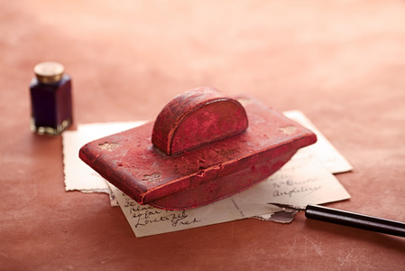 老式的红色皮革墨水与复古明信片