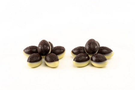糖果制成的白色和黑色巧克力复活节彩蛋。上孤立