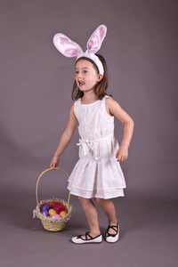 复活节彩蛋篮的小女孩