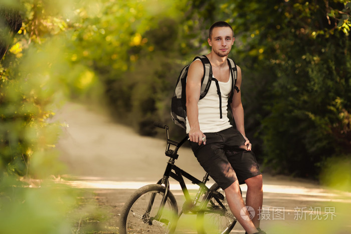 年轻人坐在运动自行车上