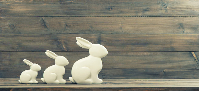 复活节兔子在木制的背景