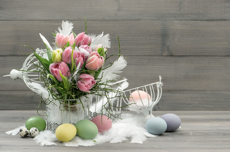 复活节组成用鸡蛋和柔和的郁金香