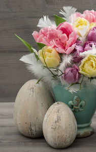 与老式的复活节蛋装饰郁金香花