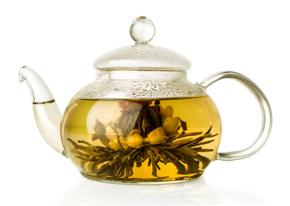 盛开绿茶在玻璃茶壶