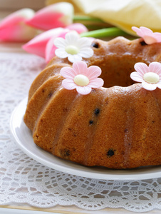 复活节节庆蛋糕装饰着花朵