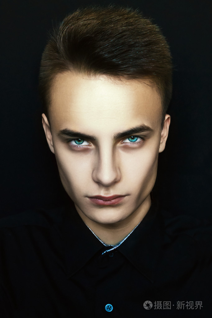 时髦的小男孩和蓝色的眼睛