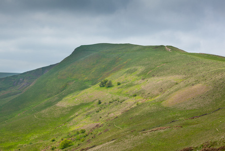 查看沿 mam tor 德比郡英格兰与暴风雨的天空