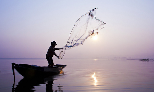 渔民正在用鱼网捕鱼