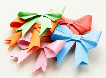 节日贺卡的彩色的纸折纸弓