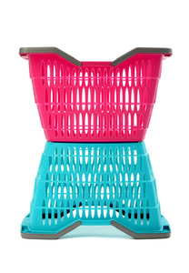 孤立的白色衬底上的蓝色和粉红色塑料购物篮