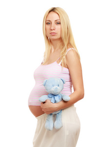 怀孕的妇女抱着一个玩具