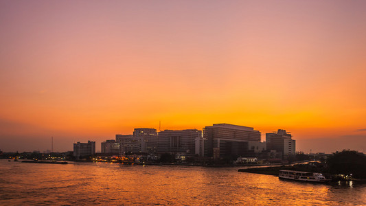 modern byggnad p riverside i twilight scen bangkok, thailand