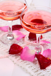 戴着眼镜，孤立在白色的玫瑰花瓣粉红色酒的组成