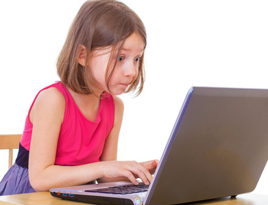 女孩坐在一台笔记本电脑