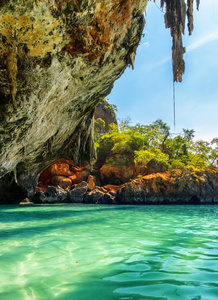 清澈的水和蓝蓝的天空。phra nang 海滩泰国