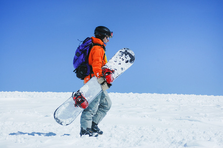 在山里行走的滑雪者