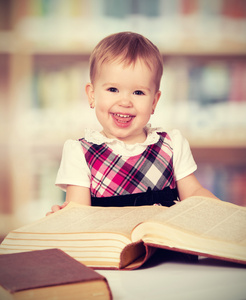 快乐宝贝女孩在图书馆读书