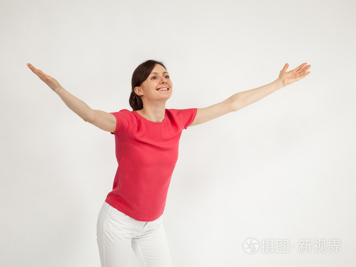 张开双臂仰望兴奋微笑的年轻女子