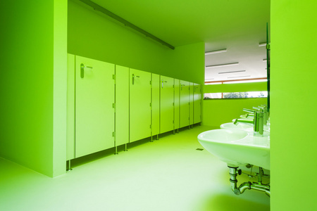 绿色公共浴室