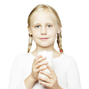 年轻的女孩和健康饮食概念的牛奶杯子