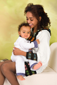 埃塞俄比亚的母亲拥抱婴儿