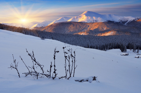 山区冬天的黎明