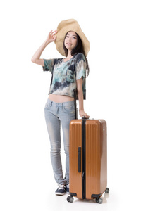 令人兴奋的亚裔女子拖动一个行李