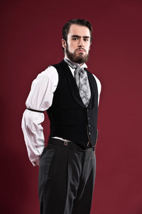 留着胡子，穿着黑色马甲的复古 1900年维多利亚时尚男人