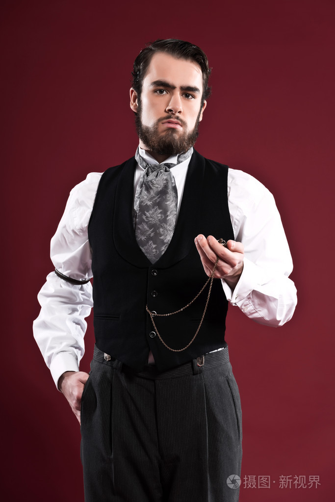 留着胡子,穿着黑色马甲的复古 1900年维多利亚时尚男人