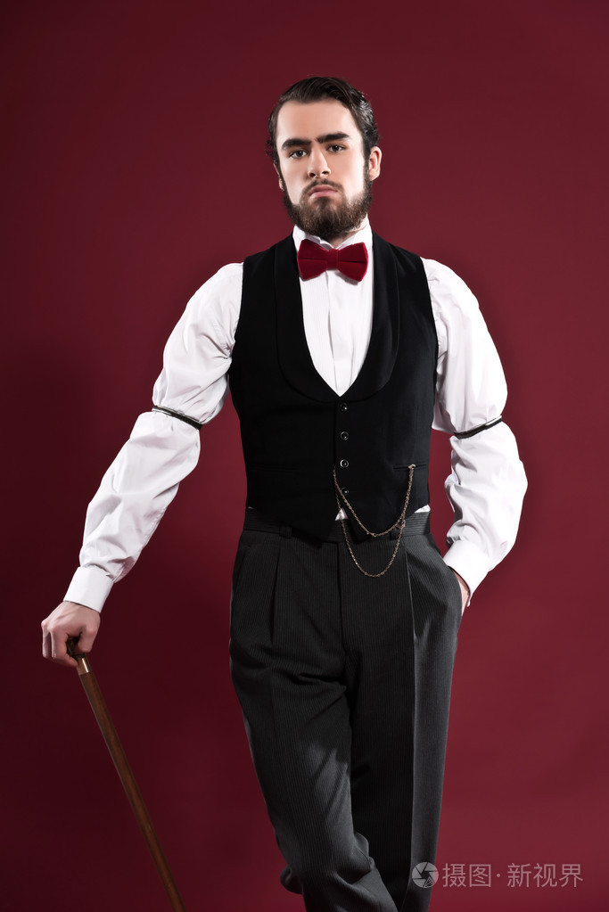 留着胡子,穿着黑色马甲的复古 1900年维多利亚时尚男人