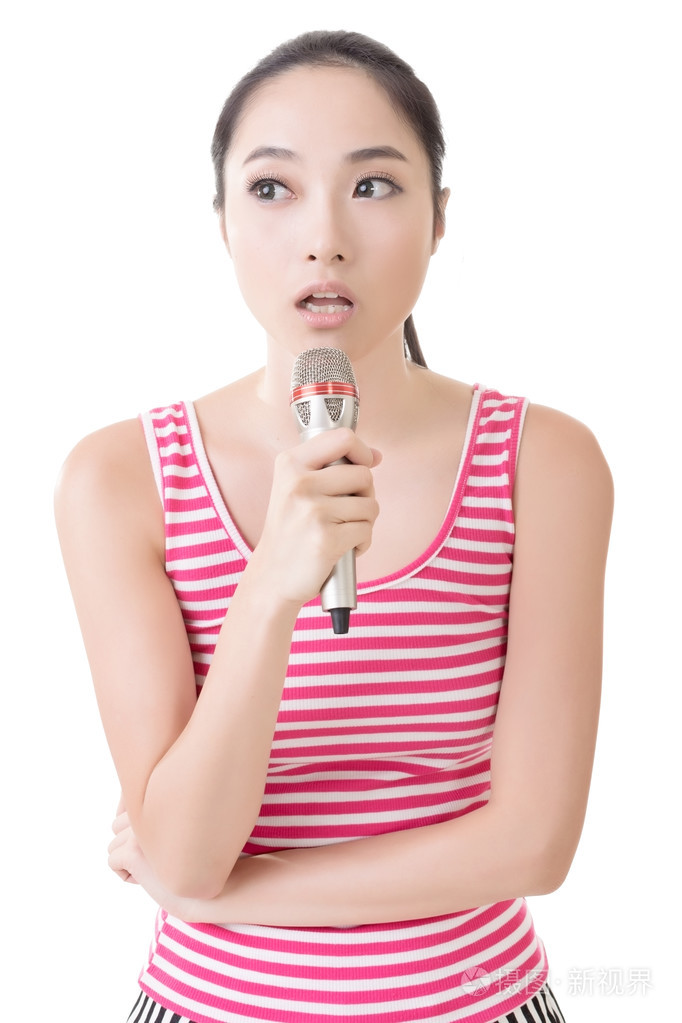亚洲女孩拿麦克风唱歌或说话