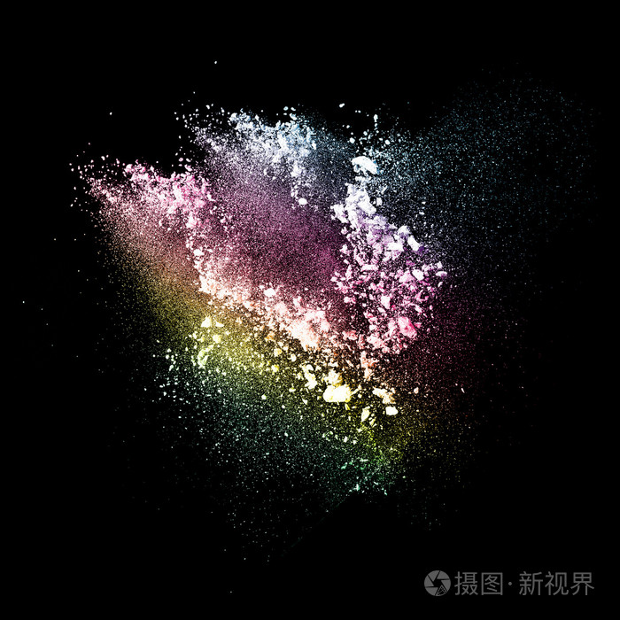 五颜六色的粉末在黑色的背景上