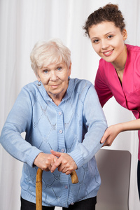 护士与老年妇女