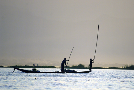 缅甸英勒湖缅甸日落时渔民的剪影