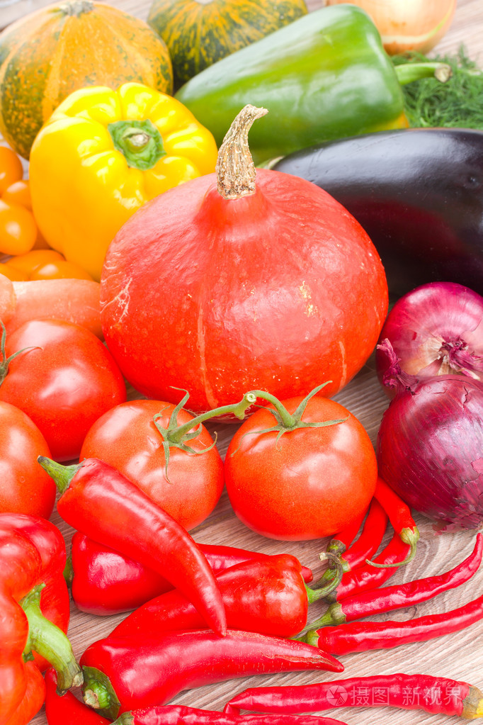 在桌子上五颜六色的新鲜蔬菜