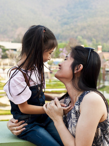 小小的亚洲女孩和妈妈在游乐园